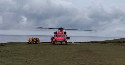 3月28日傍晚空勤直升機抵達綠島帆船鼻執行水袋吊掛 (台東分署提供)